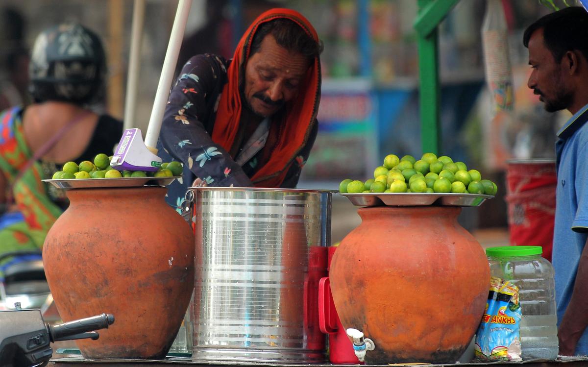 Nimbu-paani vendor with clay matkas
